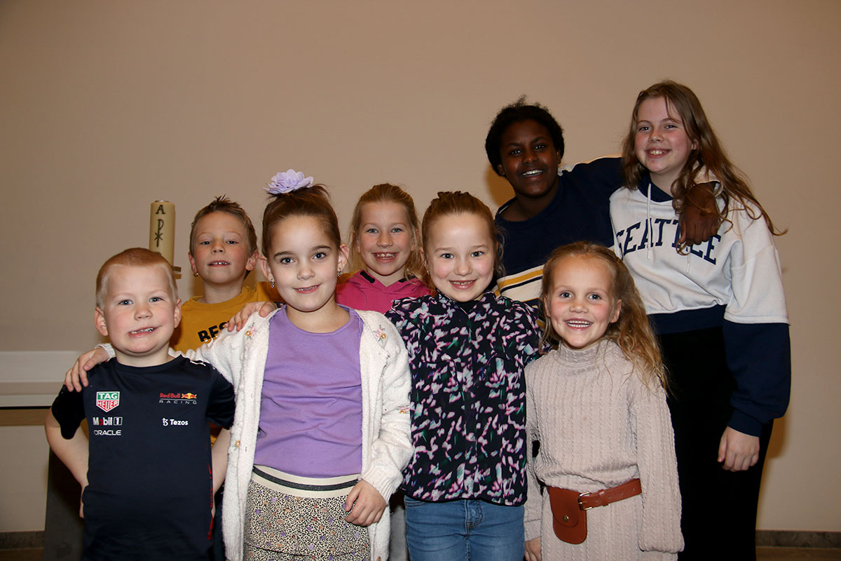 Groepsfoto van de zangeressen en zangers voor de Sing4Him van maart 2023