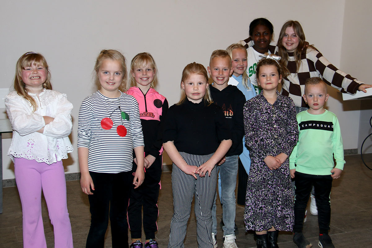 Groepsfoto van de zangeressen en zangers voor de Sing4Him van april 2023